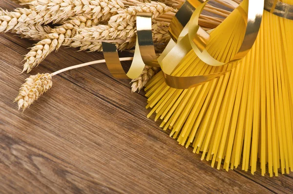 Espaguete e espigas de milho — Fotografia de Stock
