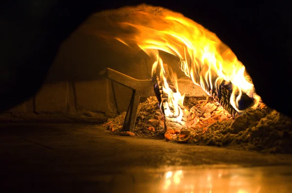 Feuer im Pizzaofen — Stockfoto