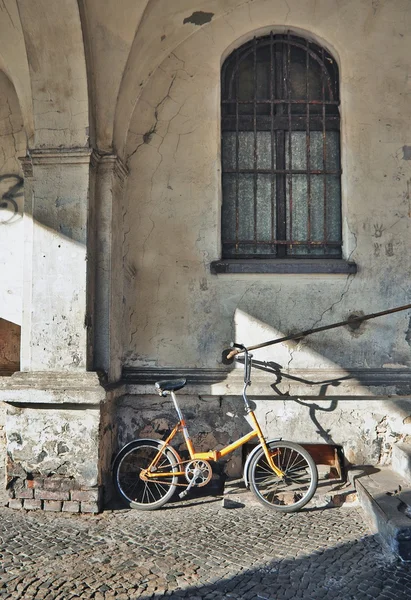 Old town building with window, parked bicycle — Stock Photo, Image