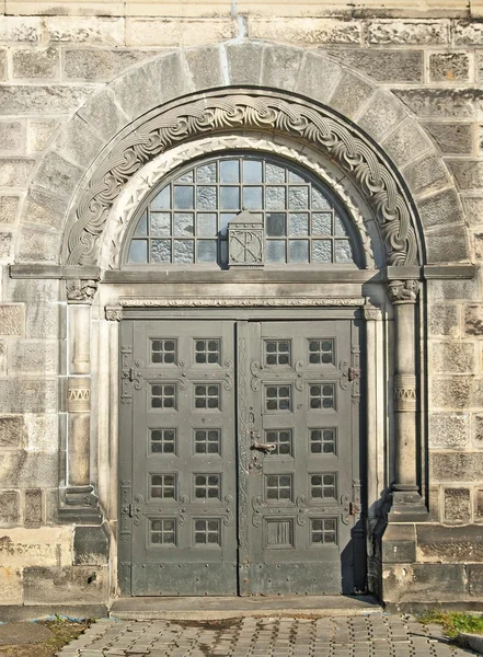Puerta románica en iglesia vieja, detalle — Foto de Stock
