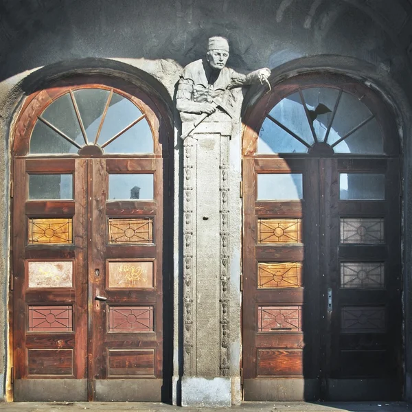 Symbol of the collapse, damaged doors and sculpture in the building — Stock Photo, Image