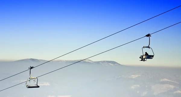 Ski lift szék a kék téli égen — Stock Fotó