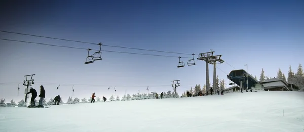 Cadeiras de elevador de esqui e pista de esqui — Fotografia de Stock