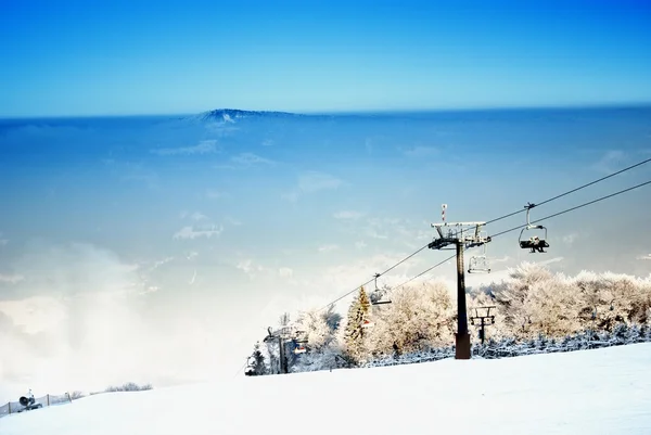 Paisaje invernal con telesilla y pista de esquí — Foto de Stock