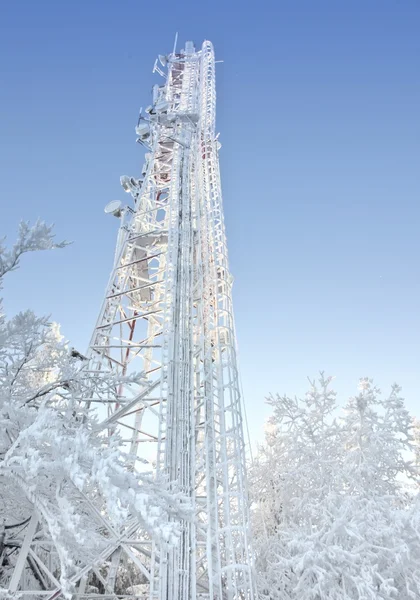 Comunicação de telefone celular nevado, torre de antena no inverno — Fotografia de Stock