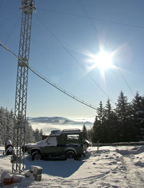 Wieża anteny telefonu komórkowego komunikacji i suv samochodu zimą, góry — Zdjęcie stockowe