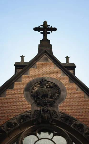 古い煉瓦および石の教会の彫刻とクロスします。 — ストック写真