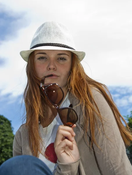 レトロなガラスと白い帽子を持つかなり若い女性 — ストック写真