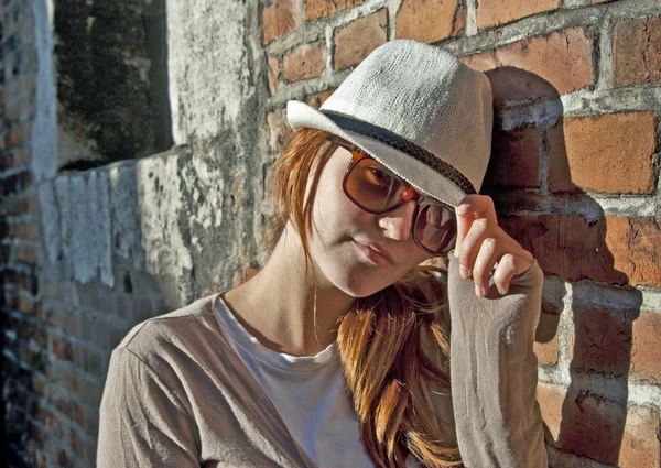 Güzellik kadın romantik bir arka sokakta beyaz şapkalı — Stok fotoğraf