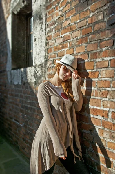 Beauty woman with white hat in a romantic alley — Stock Photo, Image