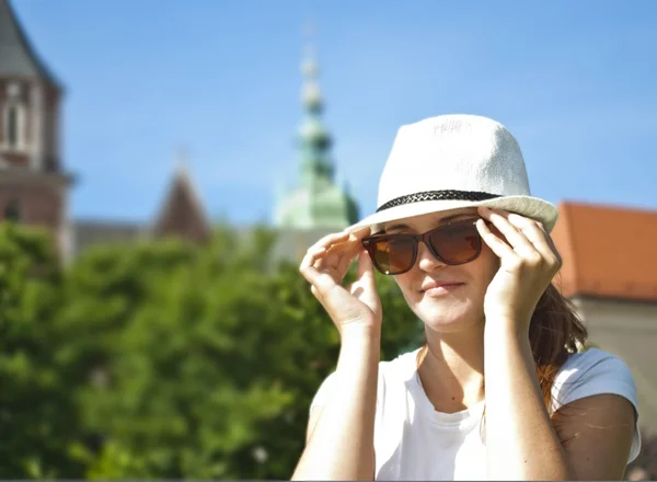 Ritratto di bella giovane donna che indossa occhiali da sole, all'aperto — Foto Stock