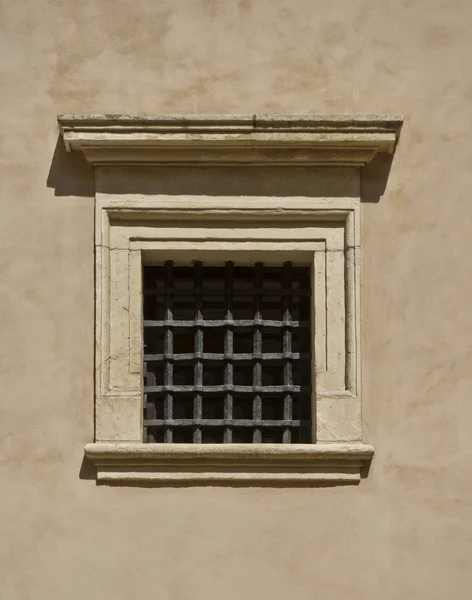 在城堡的老中世纪窗口 — 图库照片