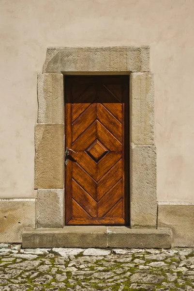 Oude houten deur in kasteel — Stockfoto