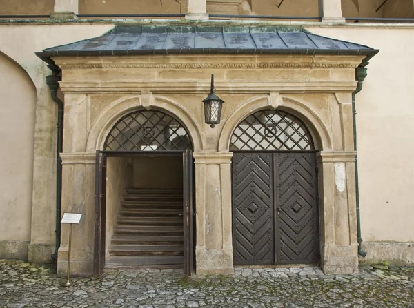 Eski kapı girişinde lambalı — Stok fotoğraf