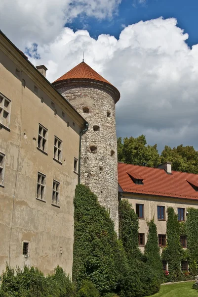中世の塔と古いお城、pieskowa スカラー — ストック写真