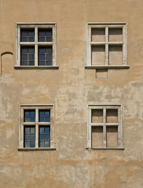 Vier alte Fenster — Stockfoto