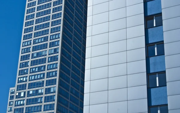 Moderna skyskrapor kontorsbyggnad, solig dag och blå himmel — Stockfoto