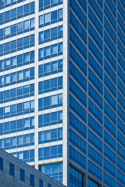Сучасні вікна хмарочосів, офісна будівля створює візерунок тла — стокове фото
