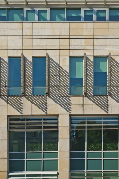 Detalj av modern minimalistisk kontorsbyggnad med fönsterluckor på fasaden — Stockfoto