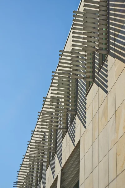 Détail du bâtiment minimaliste moderne de bureau avec volets sur la façade — Photo