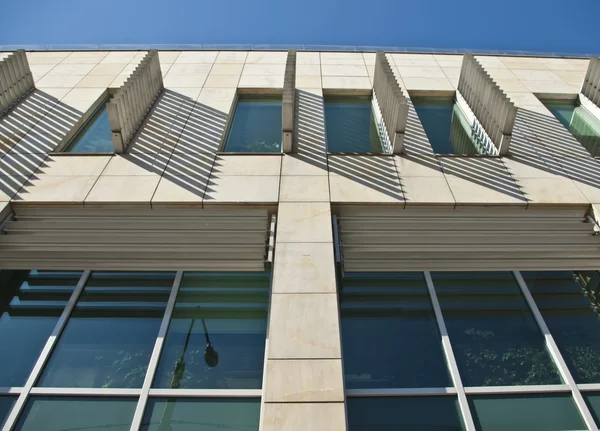Detaliu de birou Clădire minimalistă modernă cu obloane pe fațadă — Fotografie, imagine de stoc