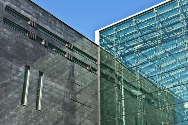 Üveg és beton modern minimalista épület homlokzata, jövőbeni építész — Stock Fotó