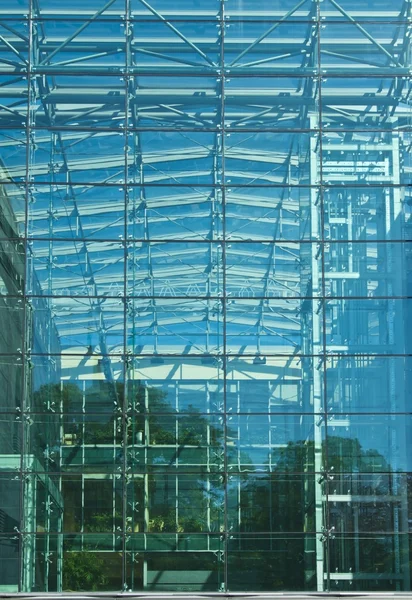 Glasfasad av modern minimalistisk byggnad, framtida arkitektur — Stockfoto