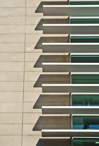 Fönsterluckor på fasaden av modern minimalistisk byggnad, framtida arkitektur — Stockfoto