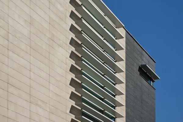 Modern minimalist inşaat, gelecekteki mimari cephe üzerinde kepenkler — Stok fotoğraf