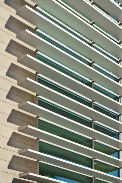 Persianas en la fachada del moderno edificio minimalista, detalles del futuro Archi — Foto de Stock