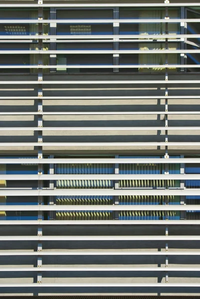 Persianas en la fachada del edificio minimalista moderno, arquitectura futura —  Fotos de Stock