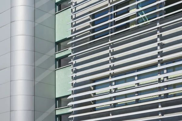 Fasáda moderní minimalistickou budovu s okenicemi, budoucí architektura — Stock fotografie