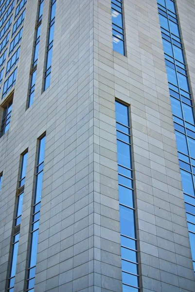 Edificio de oficinas de rascacielos moderno, esquina de edificio y ventanas y azul — Foto de Stock