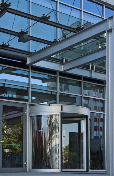 Döner kapı girişinin modern ofis bbuilding — Stok fotoğraf