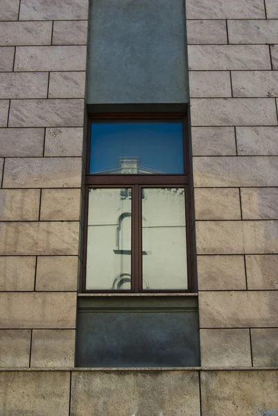 Janela reflexiva em um prédio de pedra de escritório antigo — Fotografia de Stock