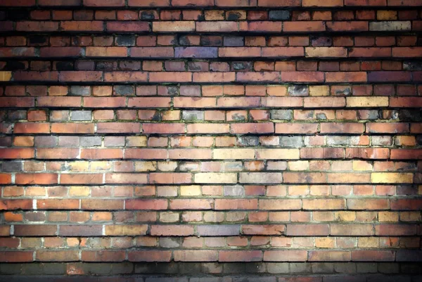 Doku ışık demeti ile eski tuğla duvar — Stok fotoğraf
