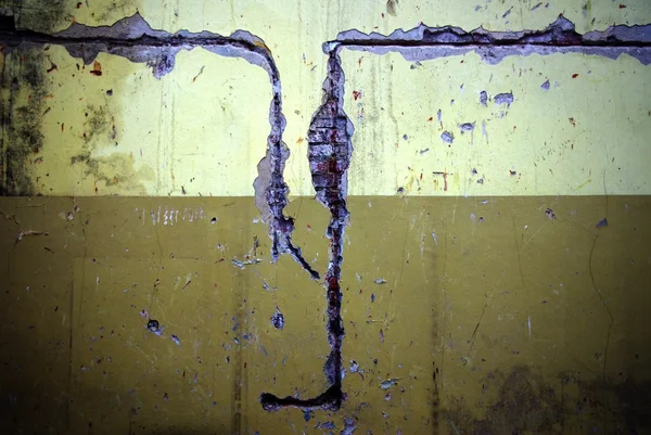古い塗られた壁の穴とレンガのテクスチャ — ストック写真