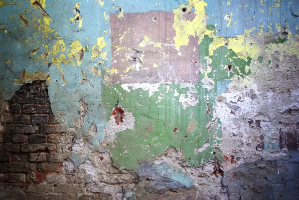 Antigua pared pintada con agujeros y con la textura de ladrillos —  Fotos de Stock