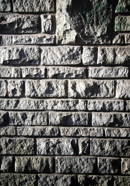 Oude stenen bakstenen muur patroon textuur met diepe schaduwen — Stockfoto