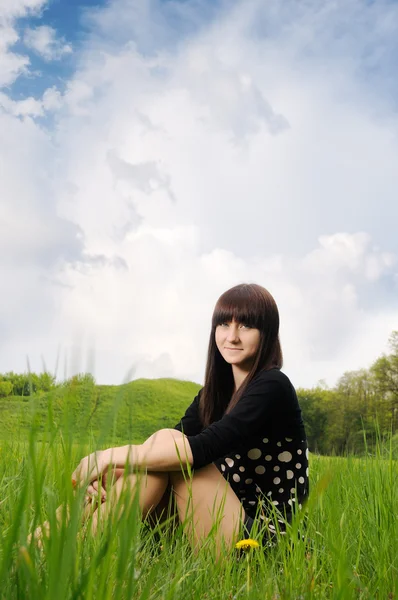 Mädchen auf Gras — Stockfoto
