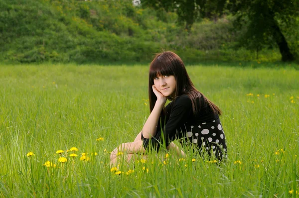 草地上的女孩 — 图库照片