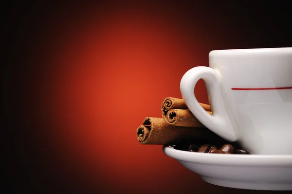 Kopje koffie met kaneelstokjes — Stockfoto