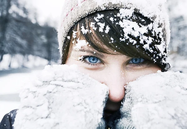 Menina bonita com olhos azuis no inverno forerst . — Fotografia de Stock