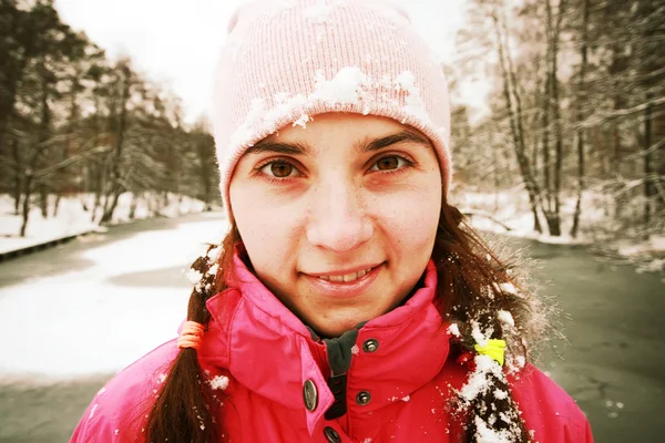 Hermosa chica de pie en el bosque de invierno . —  Fotos de Stock