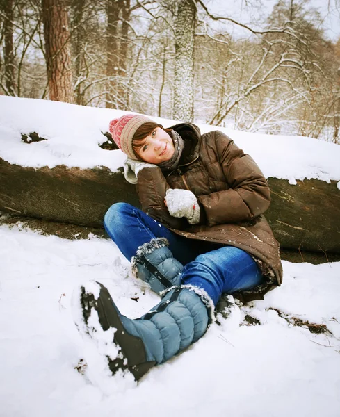 Chica de invierno en el bosque sentado en la nieve . —  Fotos de Stock