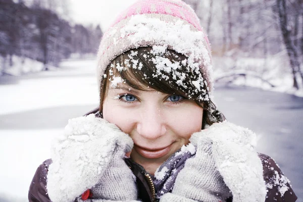 Hermosa chica con ojos azules en el invierno precursor . —  Fotos de Stock