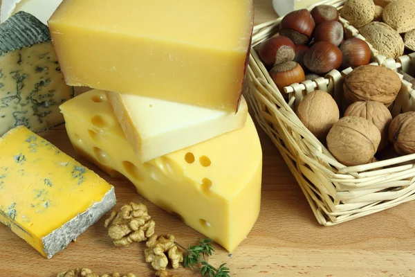 Käse und Nüsse — Stockfoto