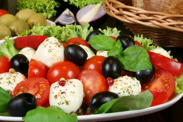 Tomates, azeitonas, queijo — Fotografia de Stock