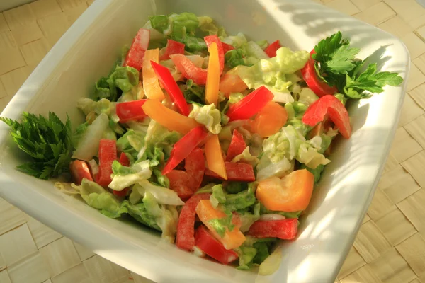 Salat draußen — Stockfoto