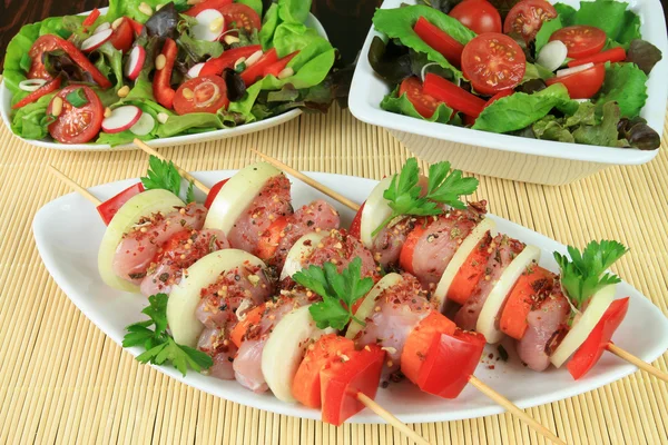 Shish kebab en salades — Stockfoto
